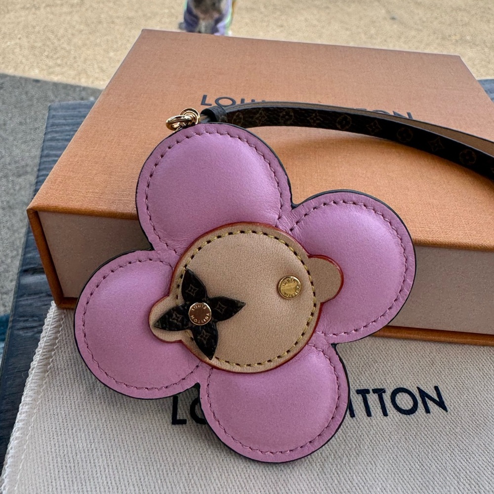 LOUIS VUITTON WT VIVIENNE PINK BAG CHARM M02593 MADE IN ITALY 💯AUTHENTIC!!